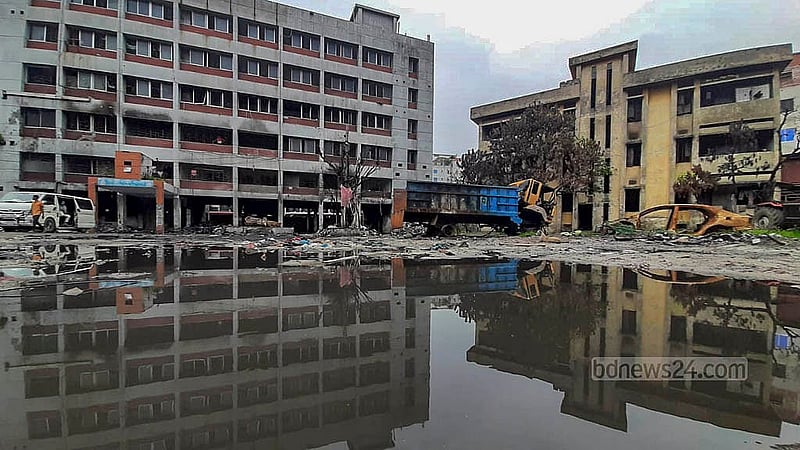 তুমুল গণআন্দোলনে শেখ হাসিনার পতনের দিন হামলা, ভাঙচুর আর অগ্নিসংযোগে ধ্বংসস্তূপে পরিণত হয়েছিল যাত্রাবাড়ী থানা। গাড়ি ও আসবাবপত্র থেকে শুরু করে গোটা থানা জ্বলেছে সেদিন। এক মাস পর সেই ধ্বংসস্তূপ আর ক্ষত মেরামত করে নতুন রূপ দেওয়ার কাজ শুরু হয়েছে।