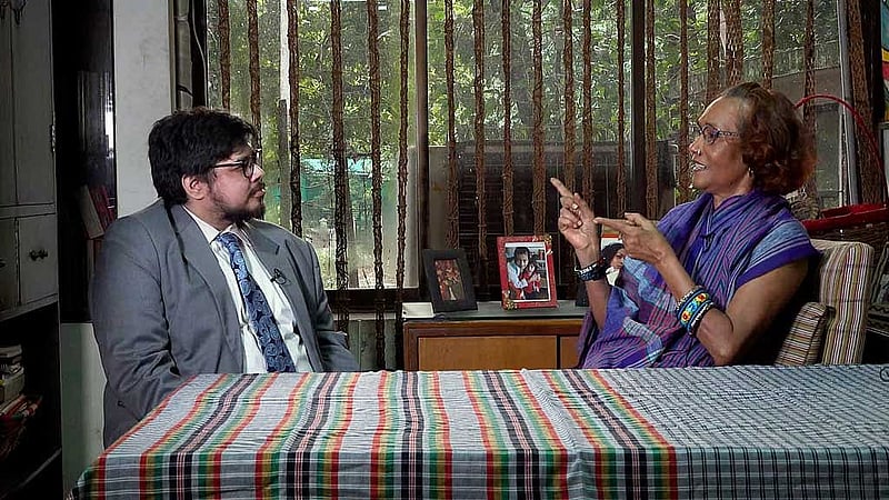 ইনসাইড আউটের উপস্থাপক সৌমিক হাসীনের সঙ্গে হাস্যোজ্জ্বল বিবি রাসেল।