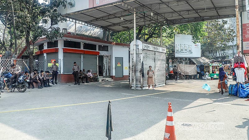 জ্বালানি তেল না থাকায় রাজধানীর নিউমার্কেট মোড়ের ফিলিং স্টেশনও বন্ধ দেখা যায়