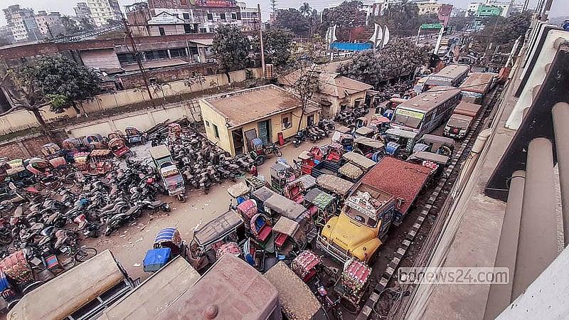 রাজধানীর পোস্তগোলা সেতুর উত্তর পাশে ডাম্পিং স্টেশনে বাস-ট্রাকসহ বিভিন্ন যানবাহন রাখা হয়েছে। তবে সংখ্যায় ব্যাটারিচালিত রিকশাই বেশি। ছবি: আব্দুল্লাহ আল মমীন