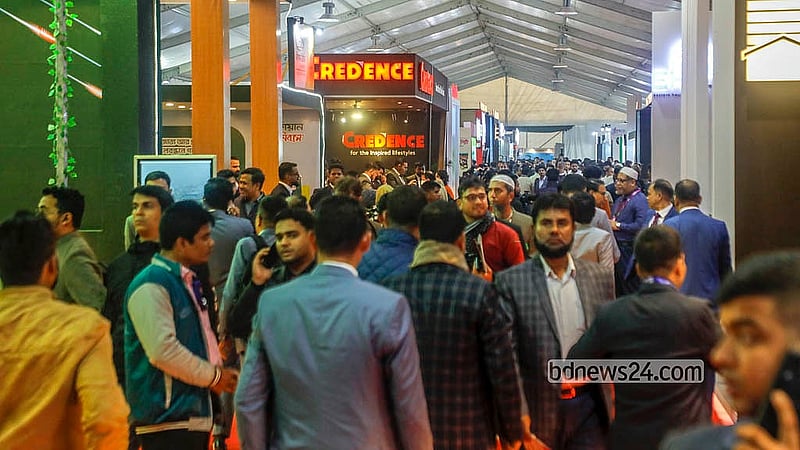 ঢাকার আগারগাঁওয়ে বাংলাদেশ-চীন মৈত্রী সম্মেলন কেন্দ্রে রিহ্যাব আবাসন মেলায় ক্রেতা-দর্শনার্থীদের ভিড়