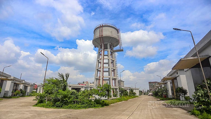 পুরান ঢাকায় অগ্নিকাণ্ডের মত দুর্ঘটনা এড়াতে রাসায়নিকের কারখানাগুলো সরিয়ে নিতে শ্যামপুরে ৬ দশমিক ১৭ একর জমিতে নির্মাণ করা হয় ৫৪টি গুদাম। উদ্বোধনের দুই বছরেও বেশিরভাগ গুদাম খালি পড়ে আছে। ছবি: আব্দুল্লাহ আল মমীন