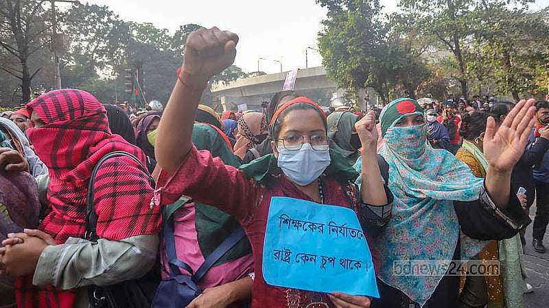 সরকারি প্রাথমিক বিদ্যালয়ে সহকারী শিক্ষক পদে নিয়োগ বাতিল হওয়া প্রার্থীদের সচিবালয়মুখী পদযাত্রা পুলিশ শিক্ষা ভবনের আটকে দিলে সেখানে স্লোগান দেন তারা। ছবি: আব্দুল্লাহ আল মমীন