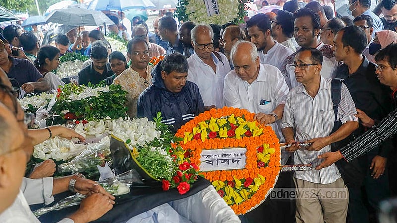 কেন্দ্রীয় শহীদ মিনার প্রাঙ্গণে শনিবার এমিরেটাস অধ্যাপক ও সাহিত্যিক সৈয়দ মনজুরুল ইসলামের প্রতি শ্রদ্ধা জানাতে আসে বিভিন্ন প্রতিষ্ঠান, দল ও সংগঠন।  ছবি: আব্দুল্লাহ আল মমীন