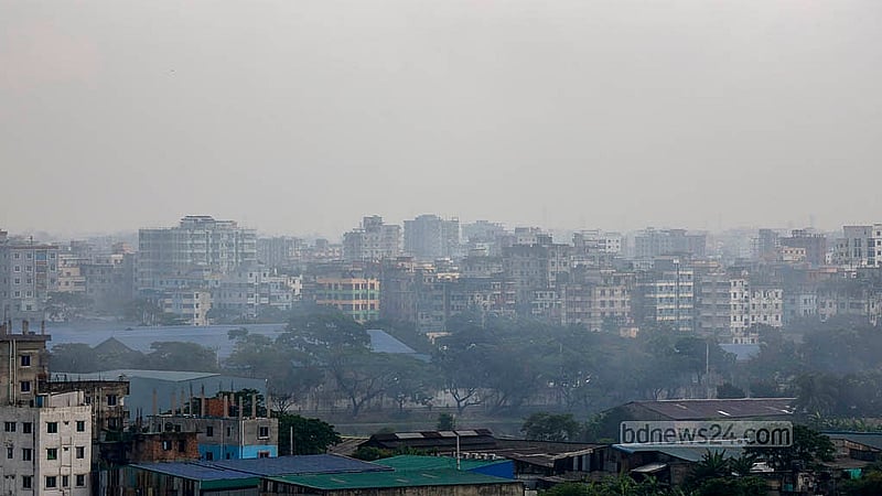 ঢাকায় যতদূর চোখ যায় কেবলই ভবন আর ভবন; কোথাও সবুজের দেখা নেই। ঢাকার ডেমরার কোনাবাড়ি এলাকার ধার্মিক পাড়ার একটি উঁচু ভবন থেকে তোলা। ছবি: মাহমুদ জামান অভি