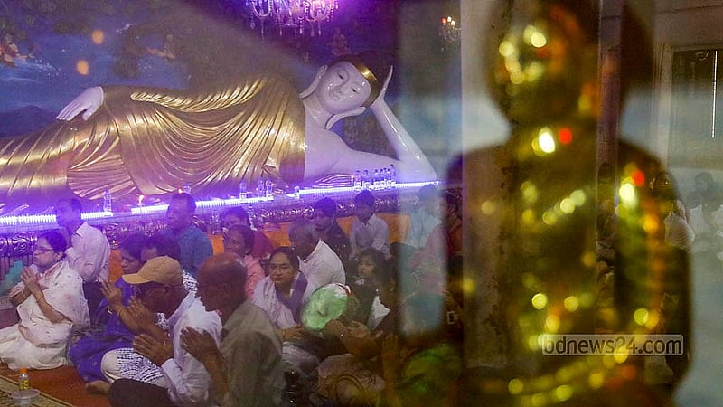 প্রবারণা পূর্ণিমায় সোমবার ঢাকার বাসাবো বৌদ্ধ মন্দিরে বৌদ্ধ ভিক্ষুর সঙ্গে প্রার্থনায় বৌদ্ধ ধর্মাবলম্বীরা