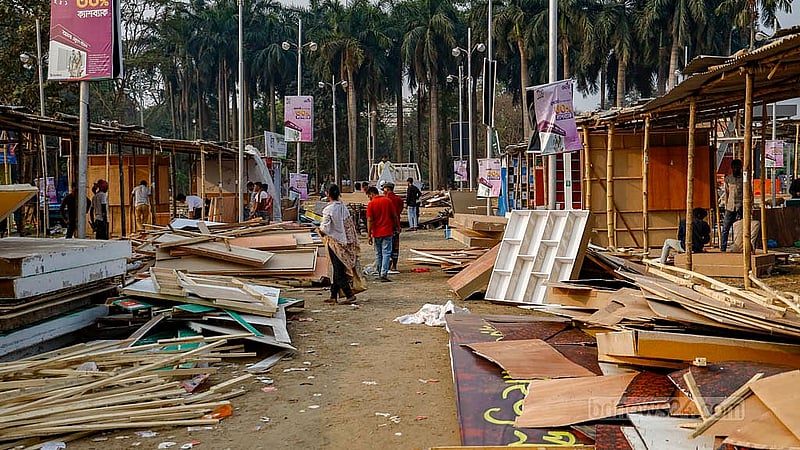 বইমেলার শুরুতে সোহরাওয়ার্দী উদ্যানে যত্নের সঙ্গে তৈরি করা হয় স্টল। মেলার শেষের পর সেগুলো অন্য কাজে না আসায় যাচ্ছেতাই করে ভেঙে ফেলা হয়। ছবি: মাহমুদ জামান অভি