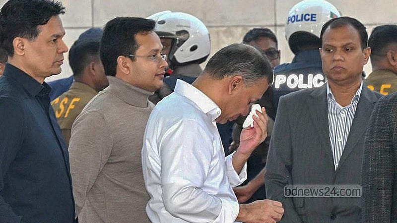 রাজধানীর শেরে বাংলা নগরে বাবার কবর জিয়ারত শেষে সেখানে একাকী কিছু দাঁড়িয়ে থাকেন তারেক রহমান। হাত তুলে মোনাজাত করেন, চোখের জল মোছেন