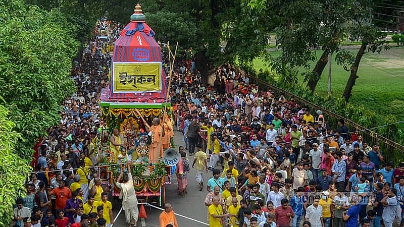 ঢাকার স্বামীবাগ থেকে রোববার বের হওয়া রথযাত্রা বিভিন্ন সড়ক ঘুরে ঢাকেশ্বরী মন্দিরে গিয়ে শেষ হয়।