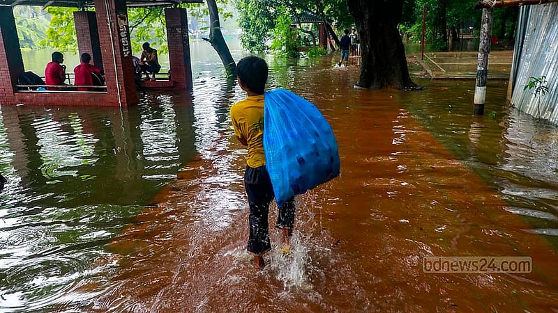 ঢাকার ধানমন্ডির লেকের চারপাশে জলাবদ্ধতার কারণে হাঁটার রাস্তা ডুবে গেছে। পানিতে সয়লাব চারপাশ। ছবি: মাহমুদ জামান অভি
