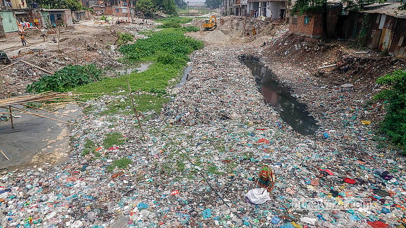 দক্ষিণ কেরাণীগঞ্জের শুভাঢ্যা খাল এখন পরিণত হয়েছে ভাগাড়ে। এ খালের প্রাণ ফেরানোর উদ্যোগ নিয়েছে সরকার।  ছবি: আব্দুল্লাহ আল মমীন