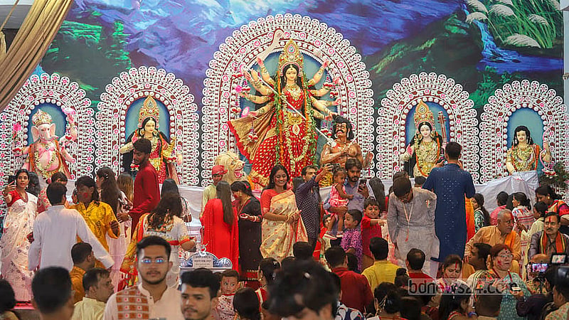 বিজয়া দশমীতে প্রতিমা বির্সজনের আগে রোববার ঢাকেশ্বরী মন্দিরে সনাতন ধর্মাবলম্বীরা। ছবি: আব্দুল্লাহ আল মমীন