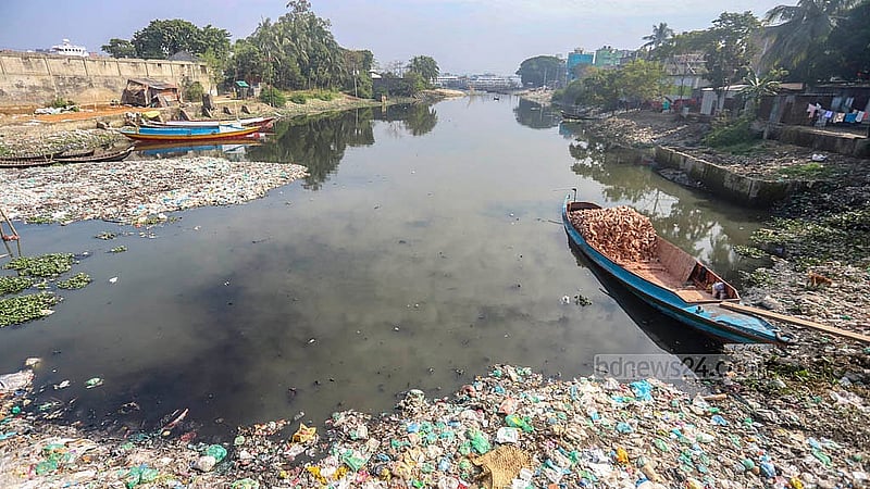 কেরানীগঞ্জে শুভাঢ্যা খালের সংযোগ বুড়িগঙ্গা নদীর সাথে থাকলেও কয়েকশ গজ দূরে পার গেন্ডারিয়া সেতুর নিচ থেকেই খালটি মৃতপ্রায়। ছবি: আব্দুল্লাহ আল মমীন