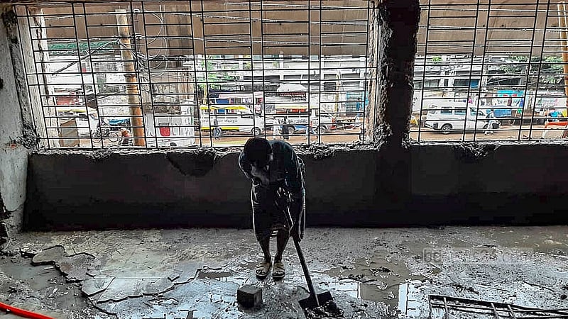 ঢাকার যাত্রাবাড়ী থানার ভেতরে শুক্রবার মেরামতের কাজ করছিলেন এক মিস্ত্রি।