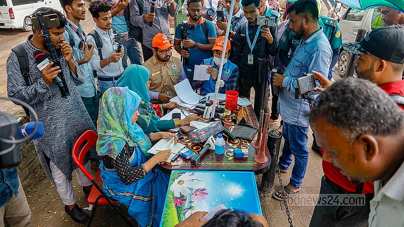 ঢাকার বিমানবন্দর সড়কের খিলক্ষেত এলাকায় মঙ্গলবার অভিযান পরিচালনা করে গাড়ির ফিটনেস ও ড্রাইভিং লাইসেন্স যাচাই করে বিআরটিএ ও পরিবেশ অধিদপ্তর। ছবি: মাহমুদ জামান অভি