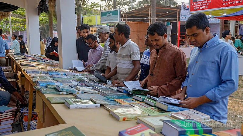 বইমেলার দ্বিতীয় দিন শুক্রবার সোহরাওয়ার্দী উদ্যানের স্টলে বই হাতে নিয়ে দেখেন পাঠকরা