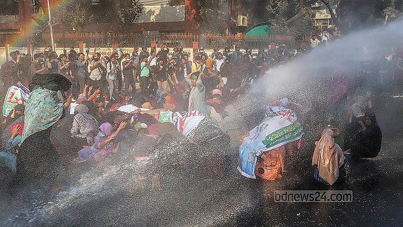 সরকারি প্রাথমিক বিদ্যালয়ে সহকারী শিক্ষক পদে নিয়োগ বাতিল হওয়া প্রার্থীদের সচিবালয়মুখী পদযাত্রা আটকে দিলে সড়কে বসে পড়েন তারা। এ সময় তাদের সরাতে জলকামান ব্যবহার করে পুলিশ। ছবি: আব্দুল্লাহ আল মমীন