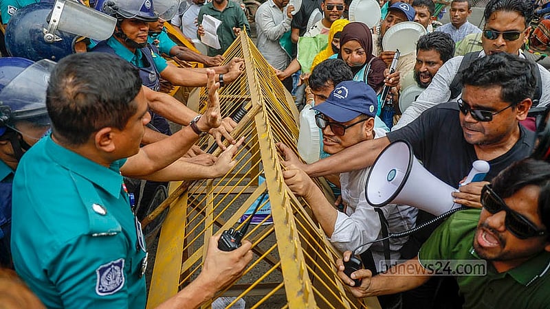 সরকারি চাকরিতে বয়সসীমা বৃদ্ধি, বিশেষ নিয়োগের ব্যবস্থা ও স্বতন্ত্র কোটা পুনর্বহালসহ পাঁচ দফা দাবিতে চাকরিপ্রত্যাশী দৃষ্টি প্রতিবন্ধীরা যমুনা অভিমুখে রওনা হলে শাহবাগ থানার সামনে পুলিশ তাদের বাধা দেয়। ছবি: মাহমুদ জামান অভি