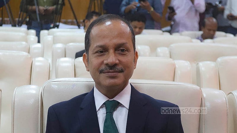 সুপ্রিম কোর্ট জাজেজ লাউঞ্জে রোববার নতুন নির্বাচন কমিশনের শপথ অনুষ্ঠানে নির্বাচন কমিশন সচিব শফিউল আজিম। ছবি: আব্দুল্লাহ আল মমীন