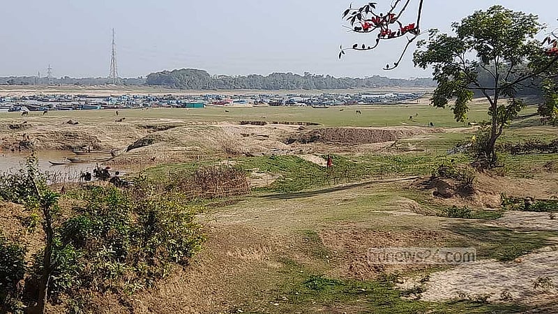 সুনামগঞ্জের তাহিরপুর উপজেলার যাদুকাটা নদীতে শত শত নৌকা নিয়ে চলছে বালু তোলার তাণ্ডব। 