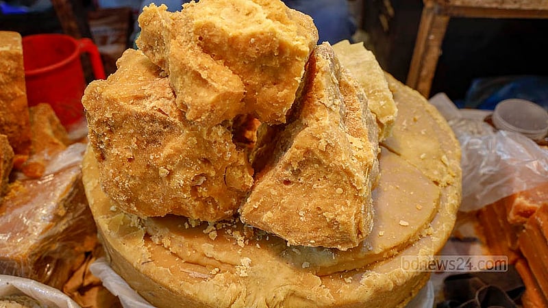 রোজার সময় আখের গুড়ের চাহিদাও থাকে। মানভেদে কারওয়ান বাজারে আখের গুড় বিক্রি হচ্ছে ১৪০ টাকা থেকে ২০০ টাকায়