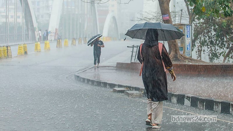 মৌসুমের প্রথম বৃষ্টিতে ভোগান্তিতে পড়েন নগরবাসী। এসময় ছাতা নিয়ে গন্তব্যের পথে যেতে দেখা যায় অনেককেই