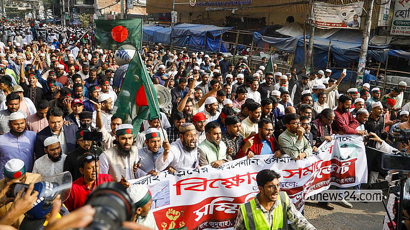 ইনকিলাব মঞ্চের আহ্ববায়ক শরীফ ওসমান হাদি হত্যার বিচার দাবিতে শুক্রবার জুমার নামাজের পর রাজধানীর পল্টন এলাকায় বিক্ষোভ মিছিল করে সম্মিলিত জুলাই জোট