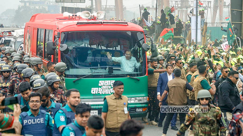 হযরত শাহজালাল আন্তর্জাতিক বিমানবন্দর থেকে তারেক রহমানকে ৩০০ ফিট সড়কে সংবর্ধনাস্থলে নেওয়া হয় কড়া নিরাপত্তার মধ্য দিয়ে।