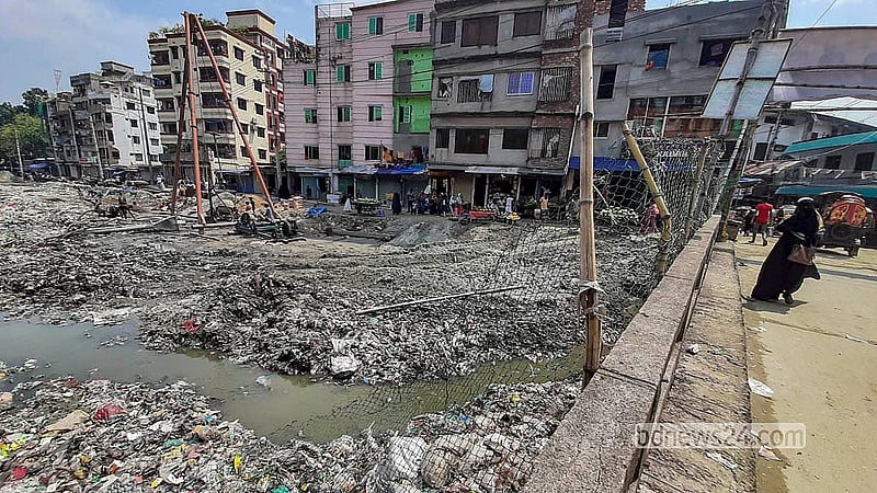 দূষণ-দখলে মৃত শুভাঢ্যা খালে স্বাভাবিক প্রবাহ ফেরাতে চলছে খনন ও দুই পাশে সংস্কার কাজ। ছবি: আব্দুল্লাহ আল মমীন