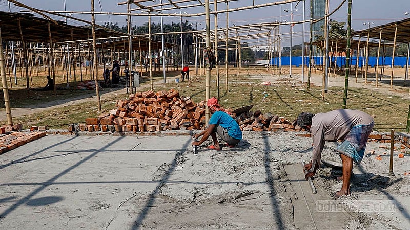 সোহরাওয়ার্দী উদ্যানে বইমেলার জন্য কোনো কোনো স্টলের মেঝে ইট-বালি-সিমেন্ট দিয়েও বানানো হচ্ছে