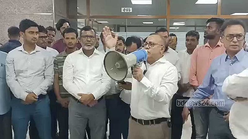 প্রশাসন ক্যাডারের কর্মকর্তাদের চান না এনবিআরের কর্মকর্তা-কর্মচারীরা। ক্ষমতার পালাবদলের পর তখনকার চেয়ারম্যান আবু হেনা মো. রহমাতুল মুনিমকে বরখাস্তের দাবিতে বিক্ষোভ।