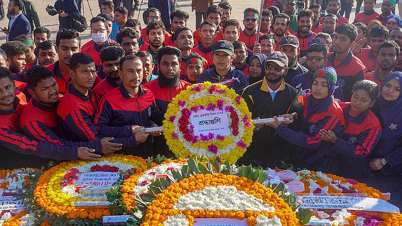 শহীদ বুদ্ধিজীবী দিবসে রায়েরবাজার বধ্যভূমি স্মৃতিসৌধে শ্রদ্ধা নিবেদন করে সরকারি শারীরিক শিক্ষা কলেজ