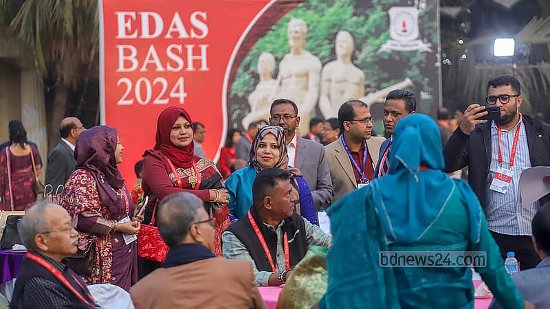 অনেকদিন পরের পুনর্মিলনের ক্ষণ হল ফ্রেমবন্দি। শনিবার বিকালে টিএসসি প্রাঙ্গণে বসেছিল ঢাকা বিশ্ববিদ্যালয়ের ইংরেজি বিভাগের সাবেক শিক্ষার্থীদের মিলনমেলা