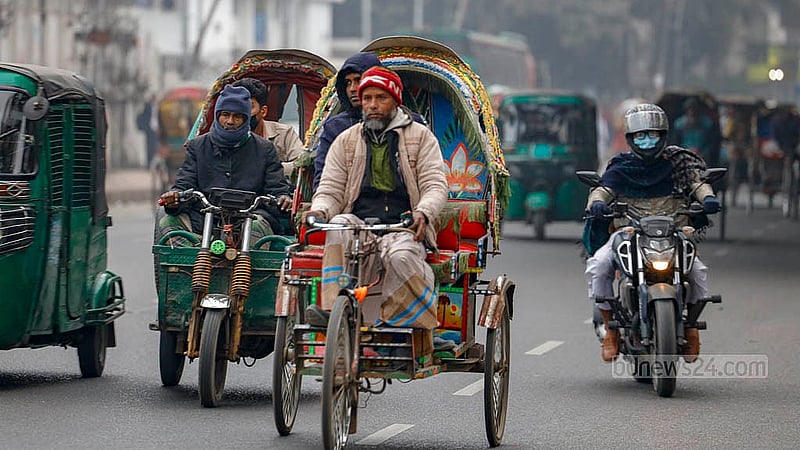ব্যাটারির রিকশা চালাতে গেলে ঠান্ডা বাতাসে শরীর যেন জমে আসে। তাই গরম কাপড় পরে রিকশা চালাচ্ছেন চালকেরা