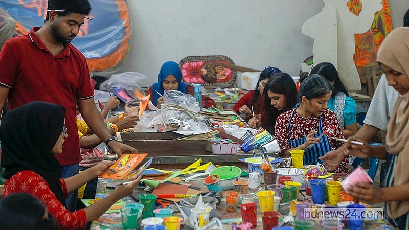 পহেলা বৈশাখের শোভাযাত্রার জন্য যাবতীয় উপকরণ তৈরিতে ব্যস্ত ঢাকা বিশ্ববিদ্যালয়ের চারুকলা অনুষদের শিক্ষার্থীরা