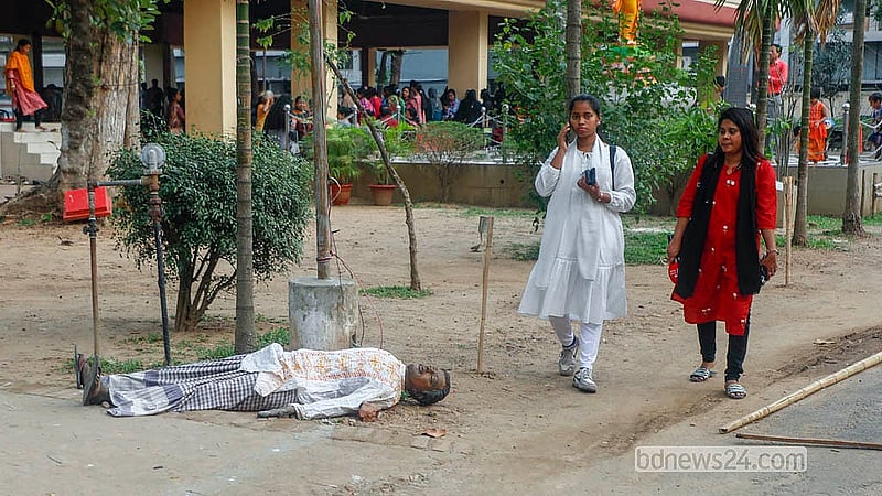 মুক্তিযুদ্ধে পাকিস্তানি বাহিনীর চালানো নৃশংসতা ঢাকা বিশ্ববিদ্যালয়ের জগন্নাথ হলে প্রতীকীভাবে তুলে ধরেন শিক্ষার্থীরা