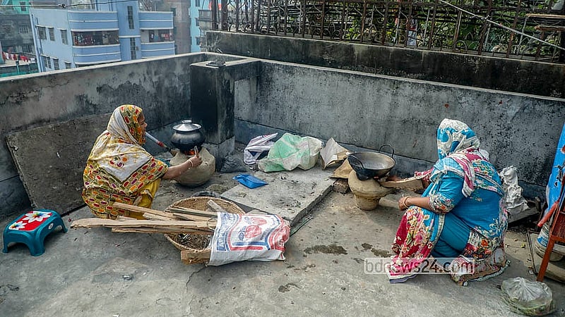 ঢাকার জুরাইনে কমিশনার রোডের বিড়ি ফ্যাক্টরি এলাকায় বাড়ির ছাদে লাকড়ির চুলায় রান্না করছেন ভবনের বাসিন্দারা। শীতের শুরু থেকেই এ এলাকায় গ্যাসের তীব্র সংকট চলছে