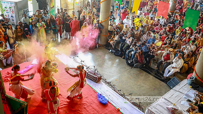 ঢাকার আগারগাঁওয়ে শনিবার মুক্তিযুদ্ধ জাদুঘর প্রাঙ্গণে ৩৮তম বসন্ত উৎসব আয়োজন করে ‘জাতীয় বসন্ত উৎসব উদযাপন পরিষৎ’।