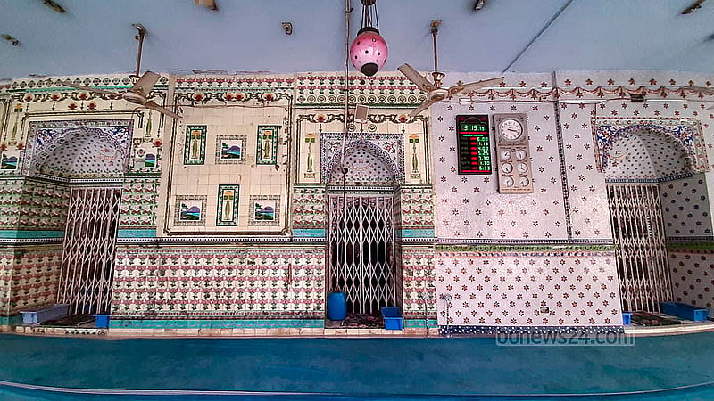 পুরান ঢাকার তারা মসজিদের দেয়ালজুড়ে রয়েছে এমন বহু কারুকাজ। এটি নির্মাণ হয় আঠারো শতকে