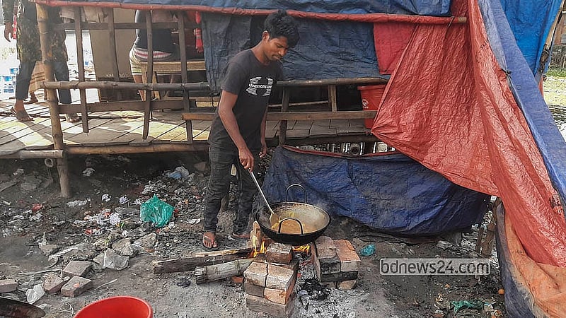 এলপি গ্যাস ব্যবসায়ী সমবায় সমিতির ধর্মঘটে গ্যাস বিক্রি বন্ধ ছিল বৃহস্পতিবার। নারায়ণগঞ্জের সাইনবোর্ড এলাকায় একটি খাবার হোটেলে এদিন গ্যাস শেষ হওয়ায় রান্না করা হয় ইটের চুলায়