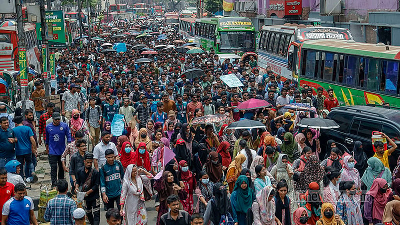তিন দাবি আদায়ে প্রধান উপদেষ্টার বাসভবন যমুনা অভিমুখে জগন্নাথ বিশ্ববিদ্যালয়ের শিক্ষার্থী-শিক্ষকদের লংমার্চ। গুলিস্তান গোলপশাহ মাজার এলাকা থেকে তোলা। ছবি: মাহমুদ জামান অভি
