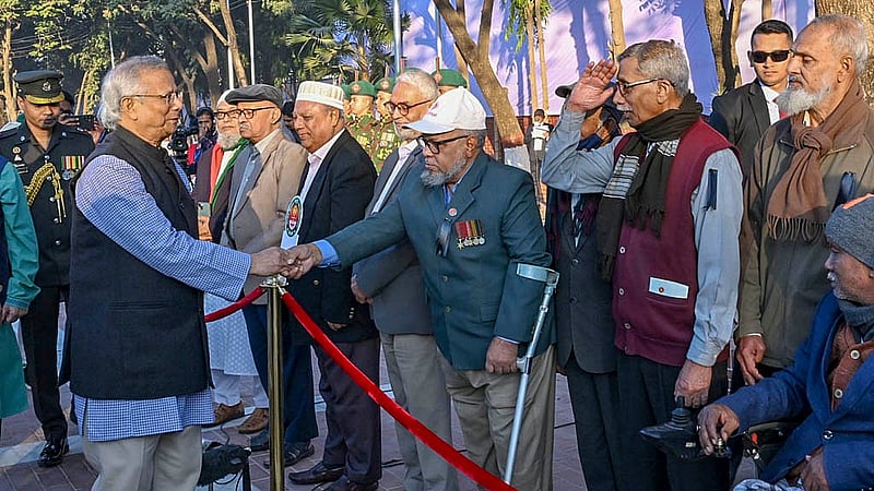 মিরপুরে শহীদ বুদ্ধিজীবী স্মৃতিসৌধে শ্রদ্ধা জানাতে এসে বীর মুক্তিযোদ্ধাদের সঙ্গে কুশল বিনিময় করেন প্রধান উপদেষ্টা মুহাম্মদ ইউনূস