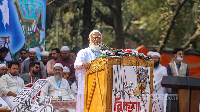 মোহাম্মদপুর কেন্দ্রীয় ঈদগাহ মাঠে সোমবার ১১ দলীয় নির্বাচনি ঐক্য সমর্থিত ঢাকা-১৩ আসনের প্রার্থী মামুনুল হকের সমাবেশে বাংলাদেশ জামায়াতে ইসলামীর আমির শফিকুর রহমান।