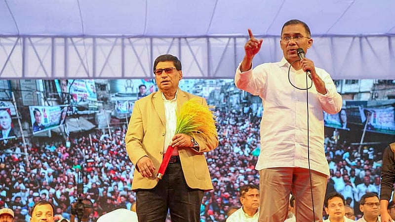 ঢাকা-৫ আসনের যাত্রাবাড়ী এলাকায় সোমবার পথসভায় বিএনপি প্রার্থী নবী উল্লাহ নবীর সঙ্গে দলের চেয়ারম্যান তারেক রহমান