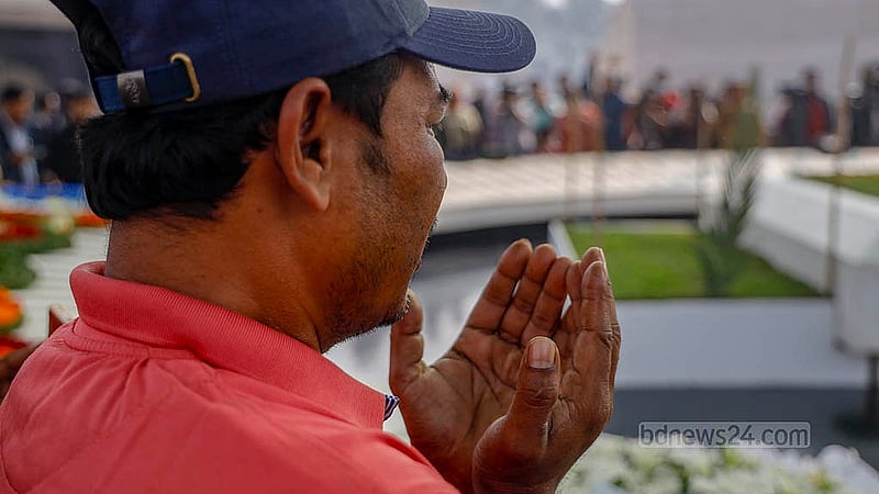 জিয়া উদ্যানে বৃহস্পতিবার খালেদা জিয়ার কবর জিয়ারত করেন অনেকেই