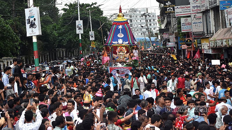 চট্টগ্রামের প্রবর্তক এলাকা থেকে রোববার সনাতন ধর্মাবলম্বীরা শ্রী শ্রী জগন্নাথ দেবের রথযাত্রা বের করে শহরের বিভিন্ন এলাকা প্রদক্ষিণ করেন। ছবি: সুমন বাবু
