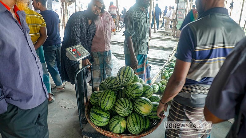 রাজধানীর যাত্রাবাড়ী আড়তে আগাম জাতের তরমুজ পাইকারি বিক্রি হচ্ছে কেজি ৫০ থেকে ৭০ টাকা কেজি দরে। ছবি: আব্দুল্লাহ আল মমীন