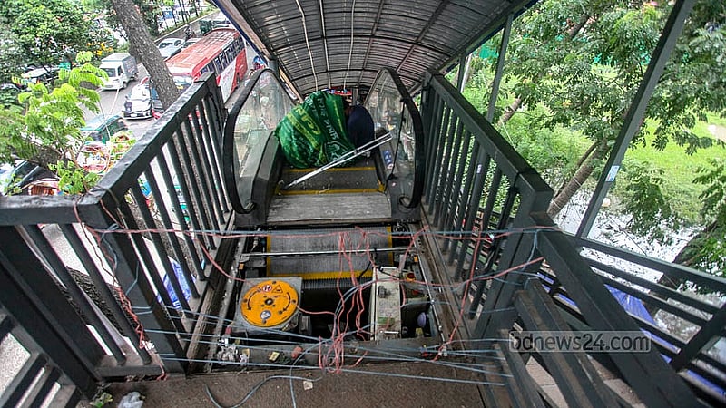 শের-ই-বাংলা নগরে শহীদ সোহরাওয়ার্দী মেডিকেল কলেজ হাসপাতালের সামনের ফুটওভার ব্রিজের চলন্ত সিঁড়ির অনেক যন্ত্রাংশ চুরি হয়ে গেছে।  ছবি: আব্দুল্লাহ আল মমীন