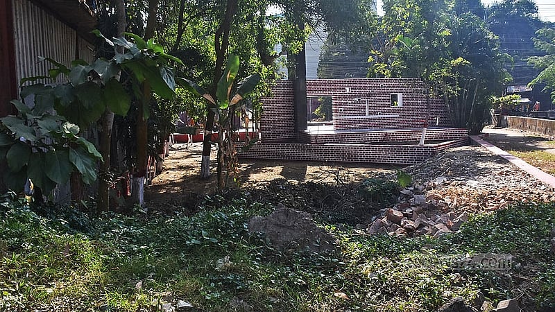 বধ্যভূমির সামনের অংশ শ্রদ্ধা নিবেদনের প্রস্তুত করা হলেও পেছনের অংশে পরে আছে ভাঙা কংক্রিট। বছরের বেশিরভাগ সময় চারপাশ থাকে ঝোপঝাড়ে ঢাকা থাকে