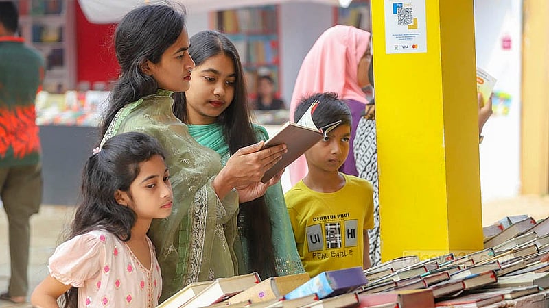 এবারের অমর একুশে বইমেলা শেষ হল শিশুপ্রহরের মধ্যে দিয়ে; ফলে এ দিনটিতেও শিশুরা আসে পরিবারের সদস্যদের সঙ্গে। ছবি: আব্দুল্লাহ আল মমীন